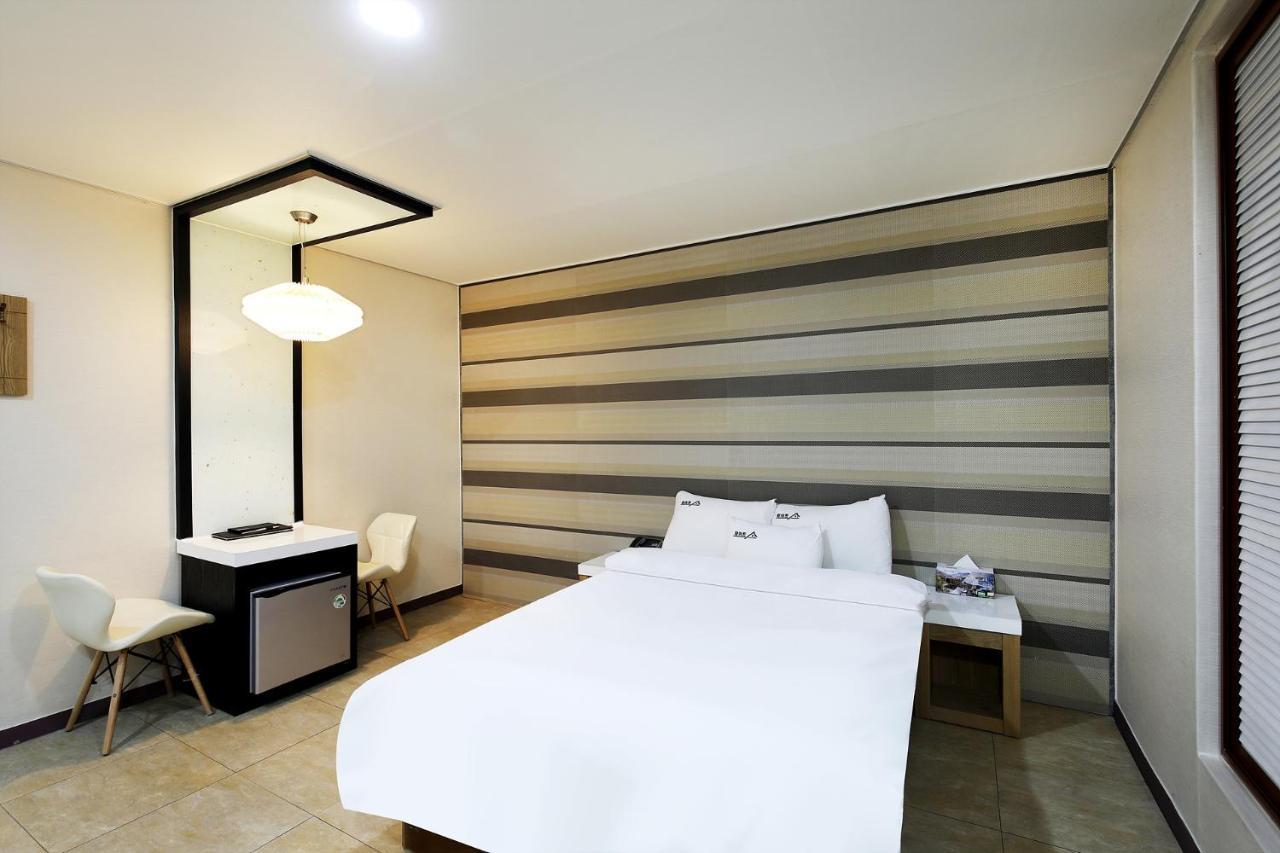 White Tourist Hotel Jeonju Exterior photo