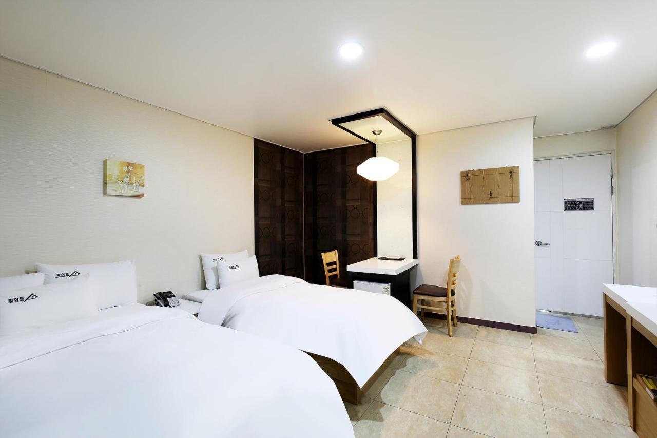 White Tourist Hotel Jeonju Exterior photo