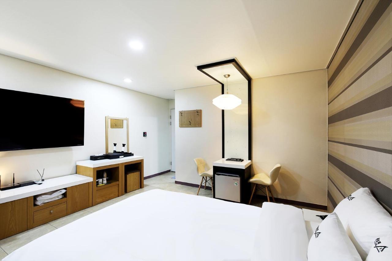 White Tourist Hotel Jeonju Exterior photo