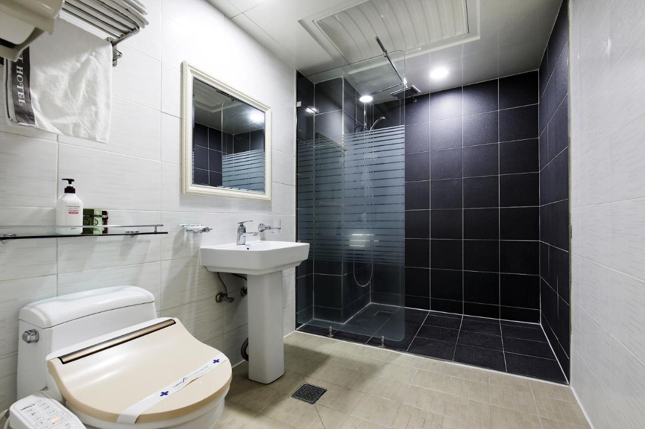 White Tourist Hotel Jeonju Exterior photo