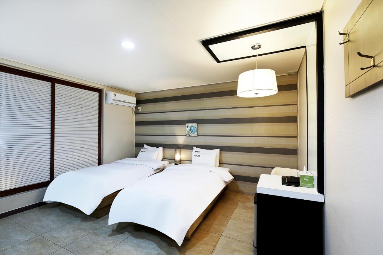 White Tourist Hotel Jeonju Exterior photo