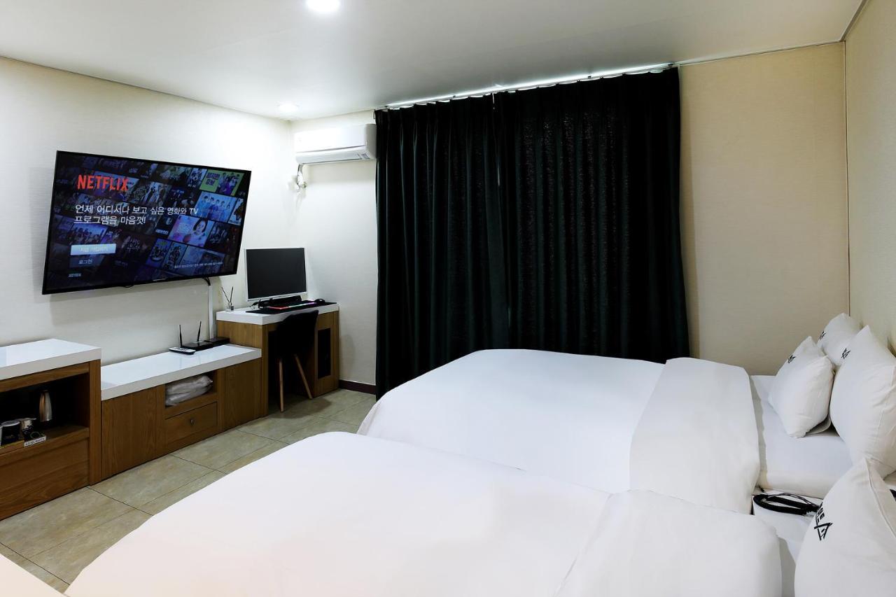 White Tourist Hotel Jeonju Exterior photo