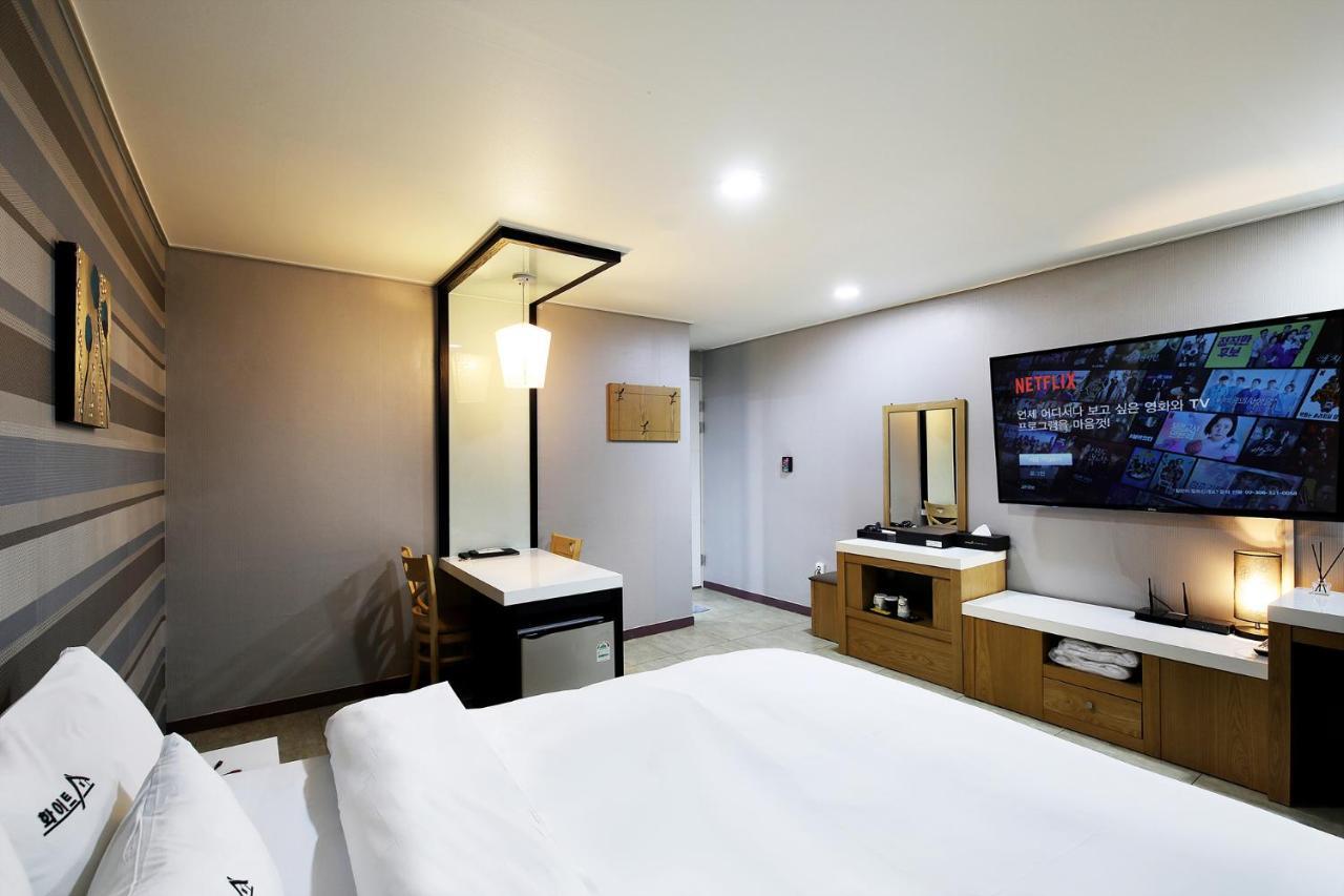 White Tourist Hotel Jeonju Exterior photo