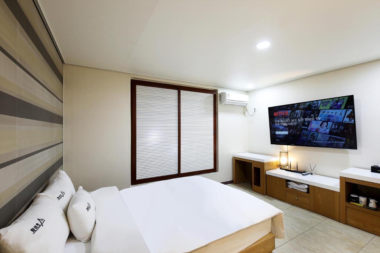 White Tourist Hotel Jeonju Exterior photo