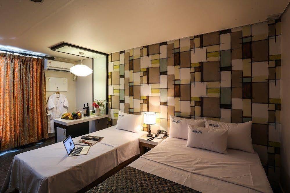 White Tourist Hotel Jeonju Exterior photo
