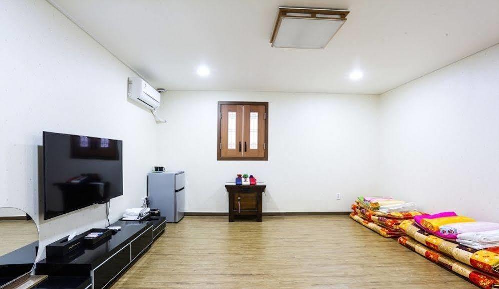 White Tourist Hotel Jeonju Exterior photo